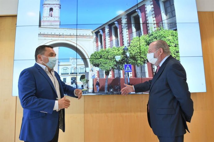 El presidente de la Diputación de Sevilla, Fernando Rodríguez Villalobos, y el alcade de Umbrete, Joaquín Fernández Garro