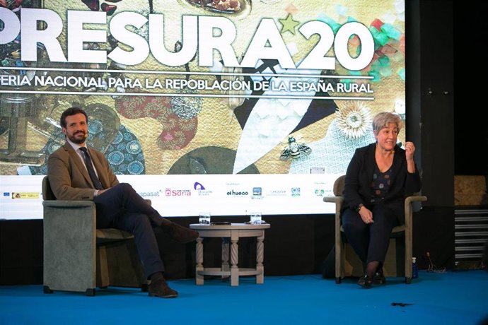 El líder del PP, Pablo Casado, participa en un coloquio con la presidenta de la Fundación Maragatería, Elena Pisonero, en la IV Feria Nacional para la Repoblación de la España Rural Presura 20. En Soria, a 28 de mayo de 2021. 