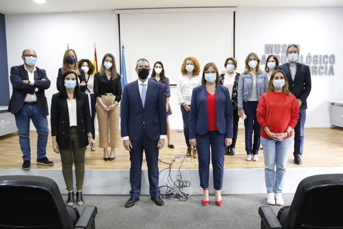 La vicepresidenta, Isabel Franco, junto al resto de organizadores de las I Jornadas Salud, Mujer e Igualdad.