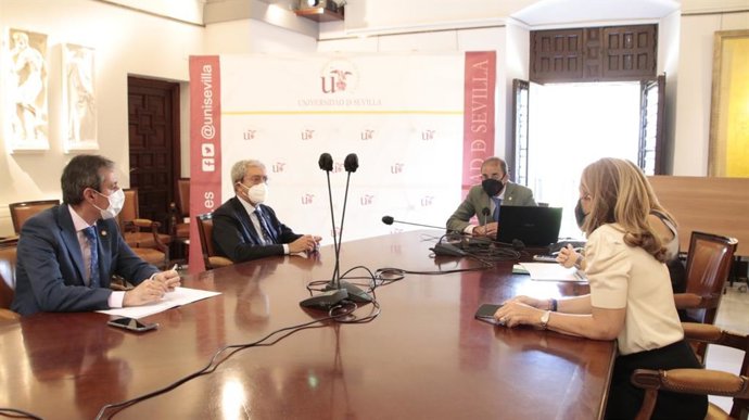 Reunión con el consejero de Transformación Económica, Rogelio Velasco, y el rector de la US, Miguel Ángel Castro