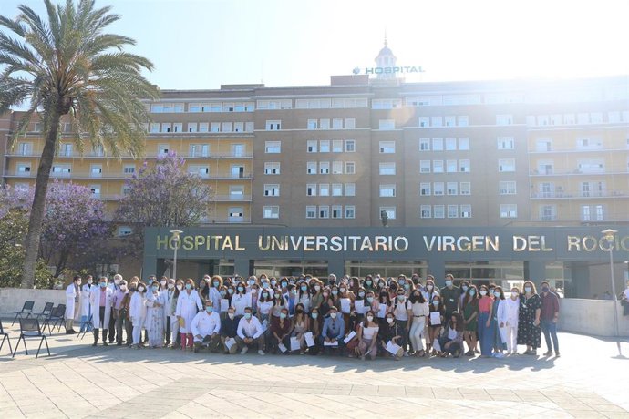 Un centenar de residentes finalizan su especialidad en el Hospital Virgen del Rocío