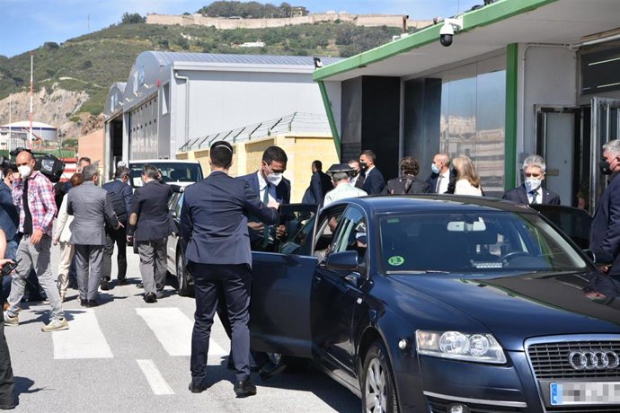 El presidente del Gobierno, Pedro Sánchez (i) y el ministro de Interior, Fernando Grande-Marlaska, suben al coche, a su llegada al Helipuerto de Ceuta el pasado 18 de mayo 