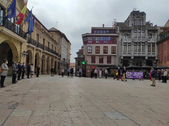 Minuto de silencio del Ayuntamiento de Oviedo por las mujeres víctimas de vilencia de género
