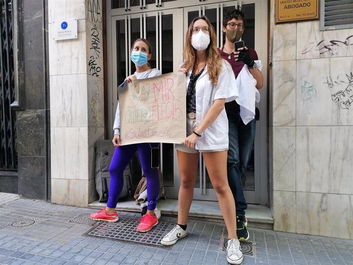 Opositores al MIR protestan frente a la sede del Parlamento de Canarias con motivo de la visita de la minitra de Sanidad, Carolina Darias