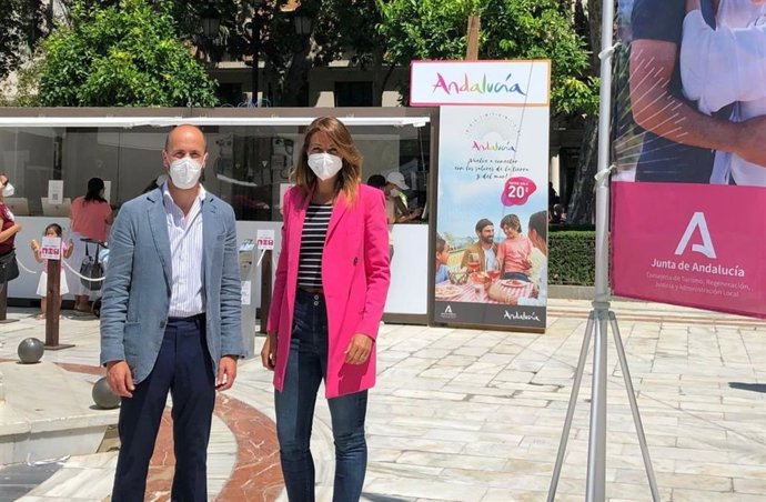 Hernández, en una acción promocional de la oferta turística sevillana celebrada en la Plaza Nueva