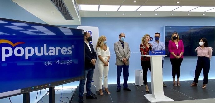 La diputada nacional por el PP de Málaga Carolina España junto con el también diputado nacional Mario Cortés y por alcaldes y portavoces de los municipios de Tolox, Benahavís, Alozaina, El Burgo y Ojén.