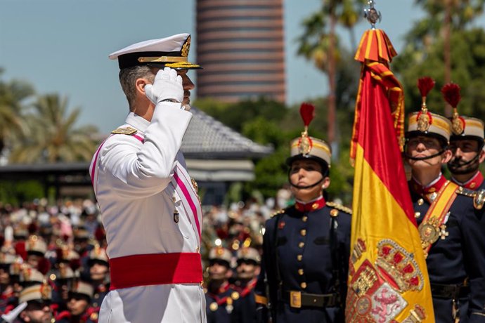 Archivo - los Reyes de España presiden la parada militar y el desfile con motivo del Día de las Fuerzas Armadas en Sevilla.