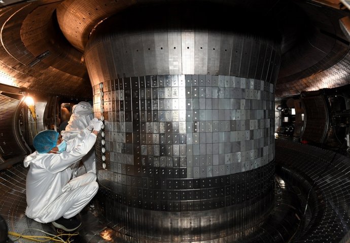 Miembros del personal que trabajan en el tokamak superconductor avanzado experimental (EAST)