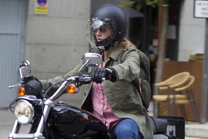 Genoveva Casanova consiguió pasar desapercibida con su moto de gran cilindrada