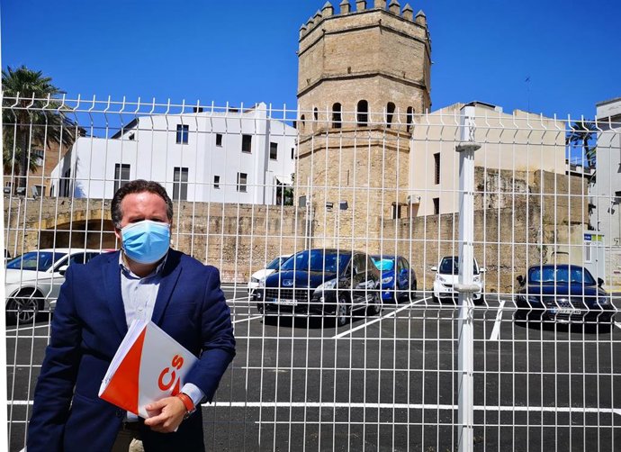 López Aparicio, junto a la Torre de la Plata