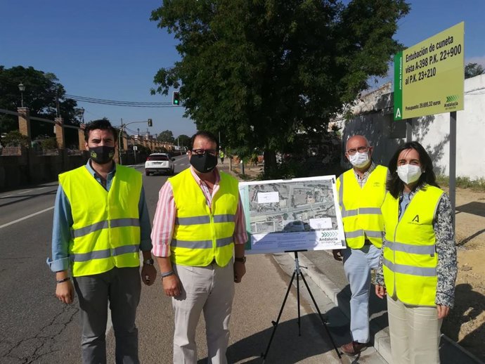 Cayuelas visita las obras en la travesía de Carmona