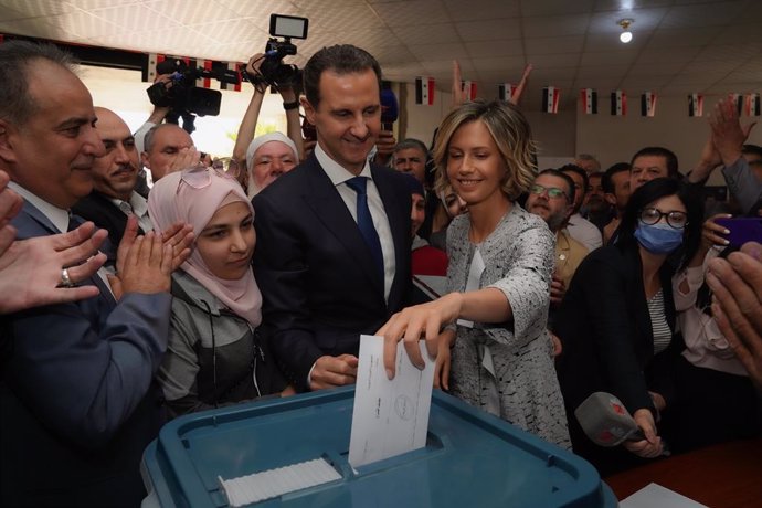 La primera dama de Siria, Asma al Assad, vota junto al presidente, Bashar al Assad, en las elecciones presidenciales