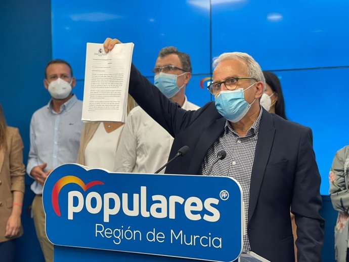 El concejal Felipe Coello con el escrito firmado por el Fiscal Superior de la Región de Murcia, José Luis Díaz Manzanera