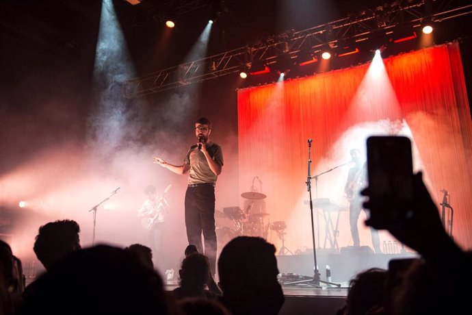 El cantante del grupo musical de Pop Manel, Arnau Vallvé, durante un concierto en la sala La Mirona, a 21 de mayo de 2021, en Girona, Cataluña (España). El concierto se enmarca dentro del estudio clínico de distancia social Obrir Girona ante la pandem