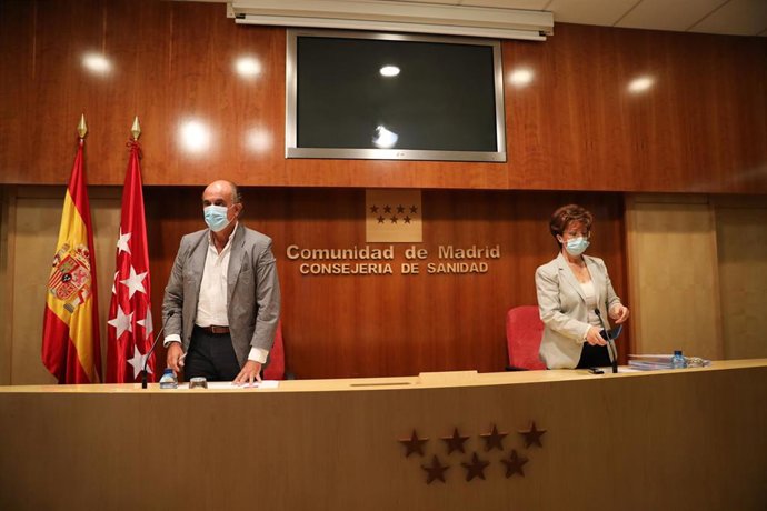 El viceconsejero de Salud Pública y Plan COVID-19 de la Comunidad de Madrid, Antonio Zapatero; y la directora general de Salud Pública, Elena Andradas, a su llegada a una rueda de prensa sobre la situación epidemiológica y asistencial por coronavirus en