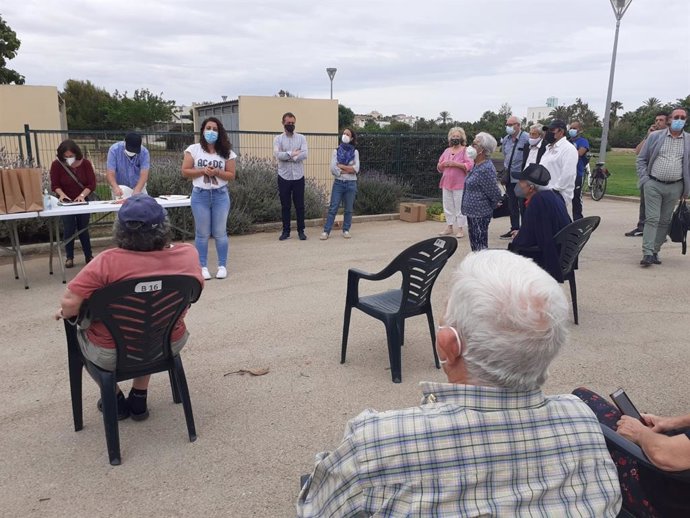 La regidora de Infraestructuras y Accesibilidad, Angélica Pastor, en la entrega de las llaves de las parcelas de la nueva red de huertos ecosociales de Palma.