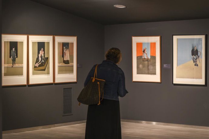 Una mujer visita la exposición Francis Bacon - Lucian Freud. De profundis, en la Fundación Bancaja, a 28 de mayo de 2021, en Valencia, Comunidad Valenciana (España).