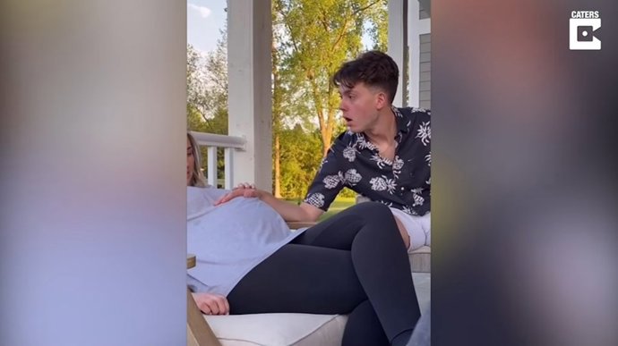 Este hombre reacciona de manera hilarante después de tocar el vientre de su amiga por primera vez