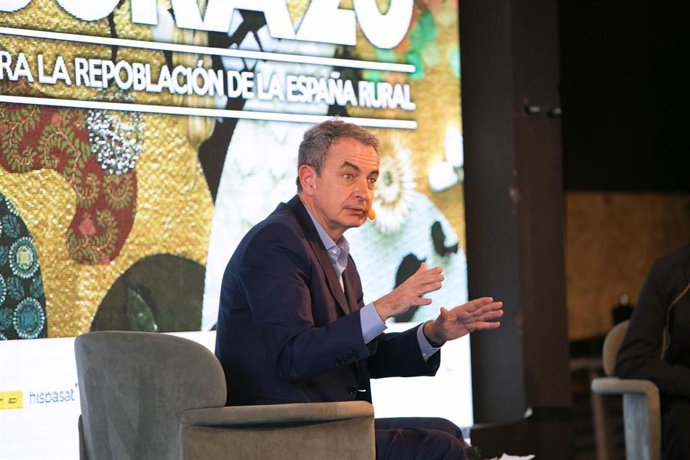 El expresidente del Gobierno José Luis Rodríguez Zapatero interviene en un coloquio durante la inauguración de la IV Feria Nacional para la Repoblación de la España Rural Presura.