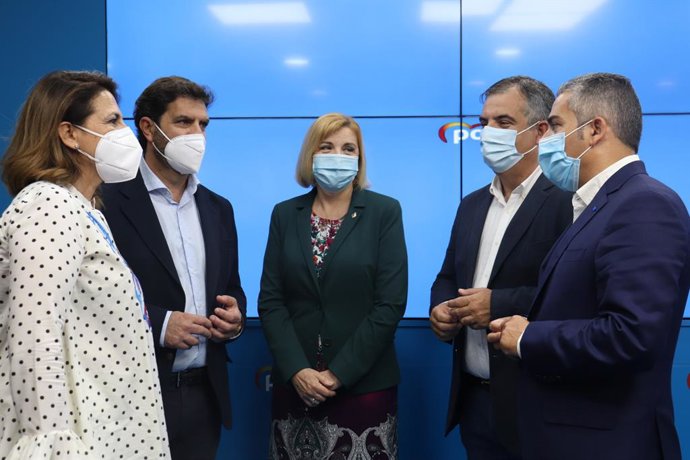 La diputada nacional Isabel Borrego, junto con el secretario ejecutivo de Agua del PPRM, Jesús Cano, junto con diputados y senadores
