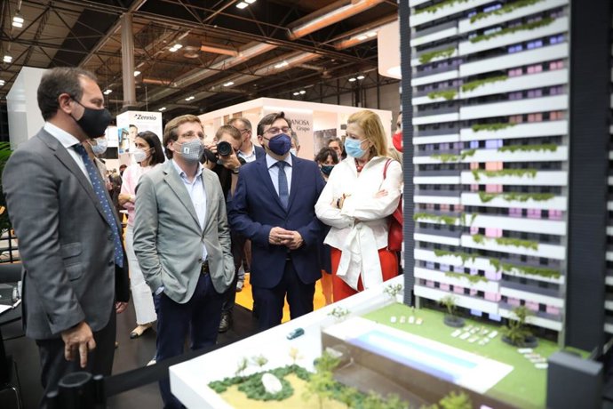 El alcalde de Madrid, José Luis Martínez-Almeida, en SIMA.