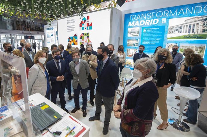 Almeida visita la feria SIMA, en Ifema