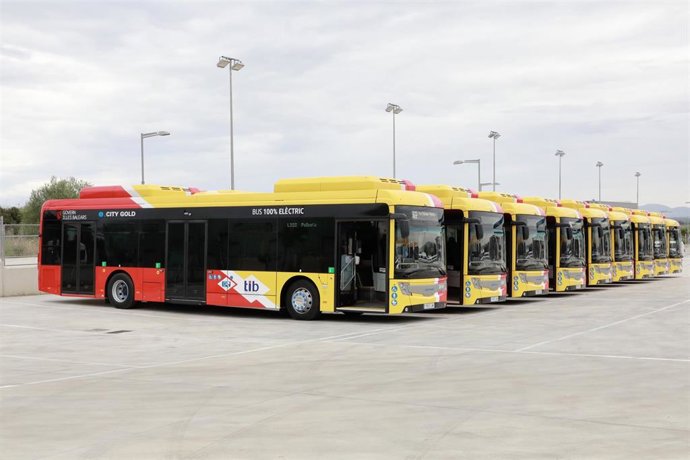 Nuevos autobuses cien por cien eléctricos interurbanos presentados, este viernes, por el Govern.