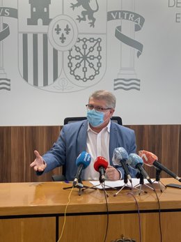 Archivo - El delegado del Gobierno, José Vélez, en rueda de prensa para hablar de inmigrantes fugados