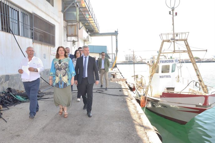 Archivo - Carmen Crespo visita el puerto de Motril