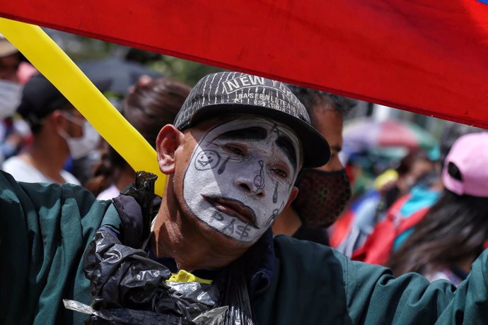 26 May 2021, Colombia, Bogota: A man with his face painted like a mime participates in a demonstration against the government of President Ivan Duque Marquez. Photo: Camila Díaz/colprensa/dpa