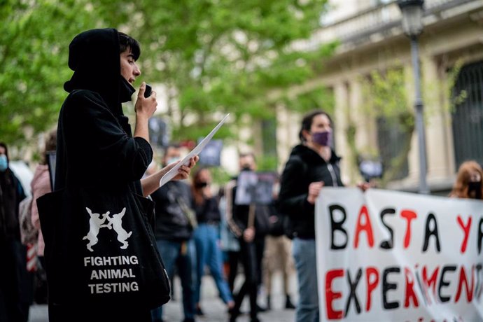 Archivo - Una mujer interviene en una manifestación por la liberación de los animales de Laboratorios Vivotecnia, a 23 de abril de 2021, en Vitoria-Gasteiz, Euskadi (España). Esta movilización forma parte de las más de dos decenas de actos programados p