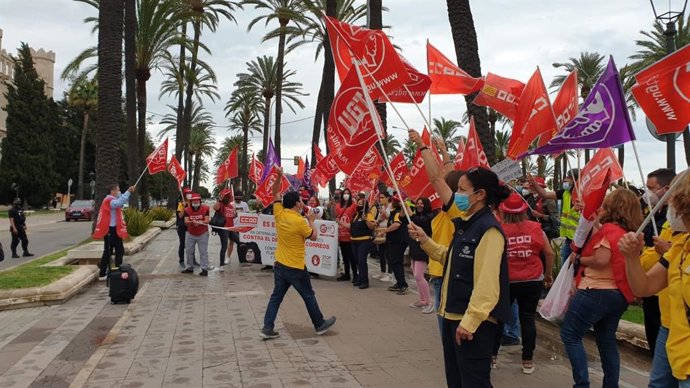 CCOO y UGT protestan ante el Consolat por la situación de Correos.