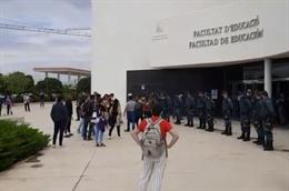 Protesta en la Facultad de Educación de la UA por la presencia de una diputada de Vox.