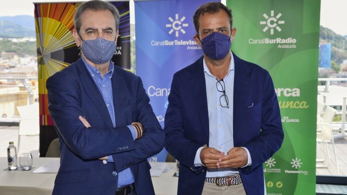 El director general de Radio Televisión de Andalucía, Juande Mellado, y el director gerente del Teatro Cervantes de Málaga e Iniciativas Audiovisuales (Málaga Procultura), Juan Antonio Vigar, durante la firma de un convenio