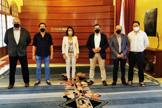 El secretario general de UPA-A, Cristóbal Cano, junto a la presidenta del Parlamento, Marta Bosquet.