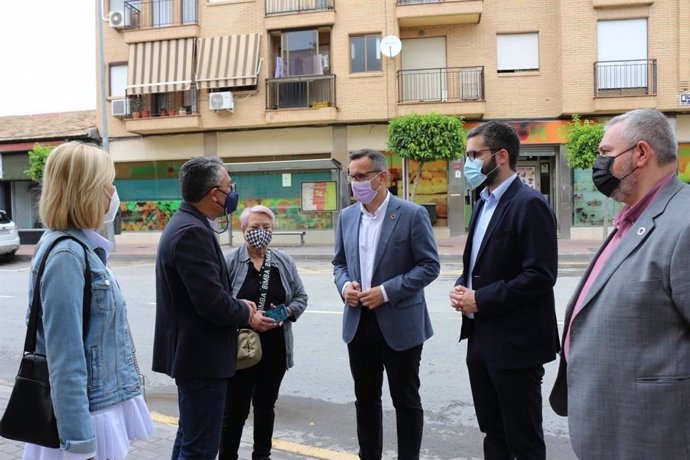 El secretario general del PSRM y portavoz del Grupo Parlamentario Socialista, Diego Conesa, junto al vicesecretario general, Francisco Lucas, y el alcalde pedáneo de Alquerías, Fernando González