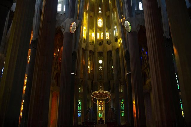 Archivo - Interior de la catedral de la Sagrada Familia que continúa en obras, en Barcelona, Catalunya (España), a 16 de septiembre de 2020