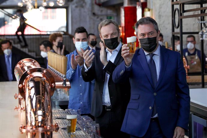 El alcalde de Sevilla, Juan Espada, brindando con una cerveza  en la inauguración de un nuevo espacio de ocio-cultural en la antigua fábrica de Cruzcampo a 28 de mayo del 2021 en Sevilla, Andalucía, España