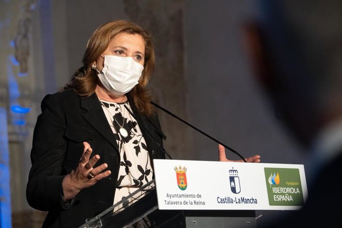 La consejera de Educación, Cultura y Deportes, Rosa Ana Rodríguez, asiste a la firma de un del protocolo de colaboración entre Iberdrola y el Ayuntamiento de Talavera de la Reina para la iluminación del Puente Viejo