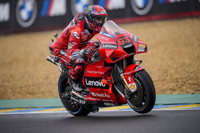 Francesco Bagnaia a lomos de la Ducati en el Gran Premio de Francia 2021