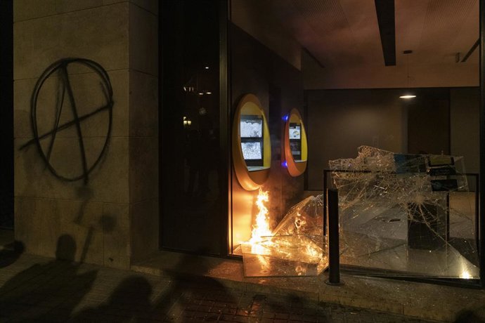 Archivo - Arxiu - Aldarulls i destrosses després de la manifestació en defensa de la llibertat de Pablo Hasél.