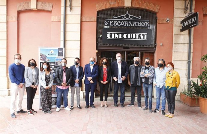 La presidenta del Consell, Catalina Cladera, y el conseller insular de Turismo y Deportes, Andreu Serra, con los ganadores del concurso de ideas con sus equipos (falta Sandra Seeling, que se ha conectado por videoconferencia).