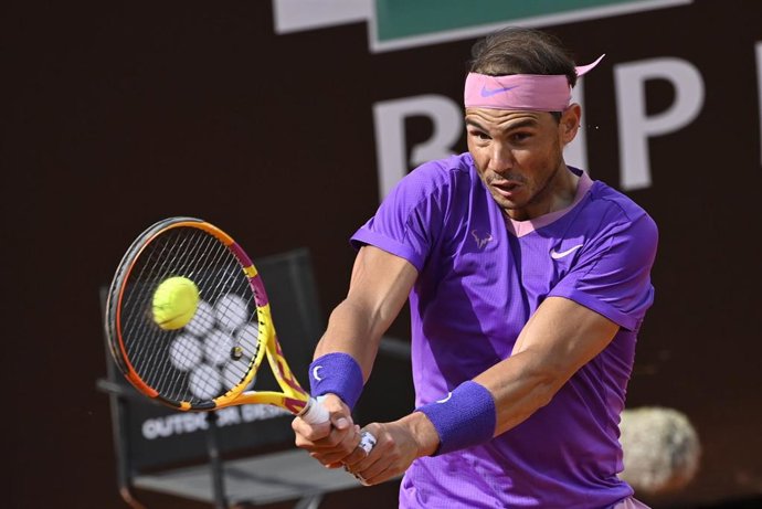 Rafa Nadal golpea una bola durante el Masters 1.000 de Roma de 2021