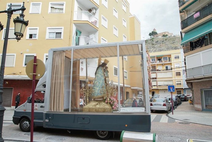 La imagen peregrina de la Virgen en su Maremóvil
