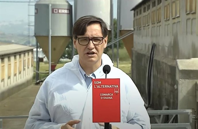 Archivo - El líder del PSC en el Parlament, Salvador Illa, en declaraciones antes de visitar una granja en Osona