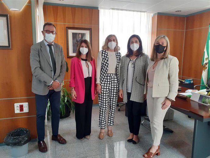 El delegado territorial de Salud y Familias en Málaga, Carlos Bautista, junto a miembros del Grupo Peñarroya y la Asociación Redmadre