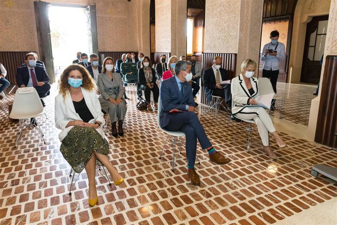 El vicepresidente y consejero de Universidades, Igualdad, Cultura y Deporte, Pablo Zuloaga, y varios consejeros, junto con la secretaria de Estado de Digitalización e Inteligencia Artificial, Carme Artigas, en la presentación del proyecto HUB Comillas