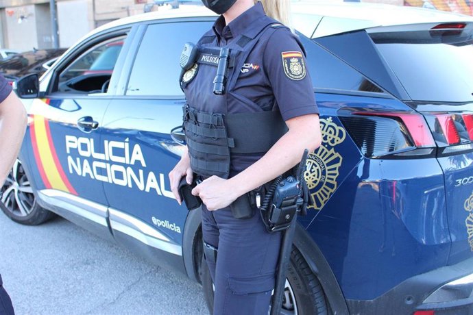 Un agente de la Policía Nacional