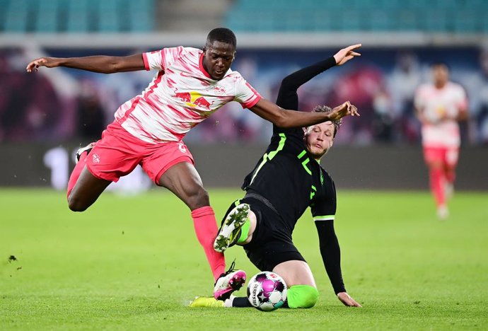 Ibrahima Konate of Leipzig and Wout Weghorst of Wolfsburg during the German championship Bundesliga football match between RB Leipzig and VfL Wolfsburg on May 16, 2021 at Red Bull Arena in Leipzig, Germany - Photo Valeria Witters / Witters / firo Sportp