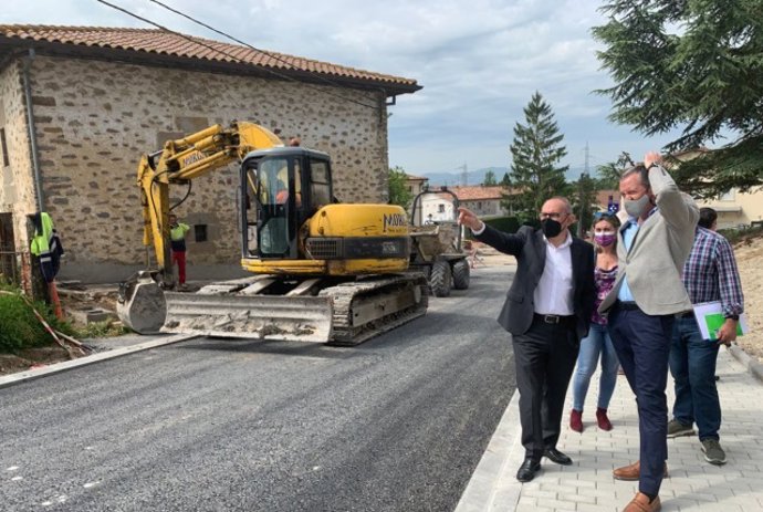 El diputado general de Álava, Ramiro González, ha visitado este viernes las obras del Plan Foral de Obras y Servicios que se están llevado a cabo en  Durana